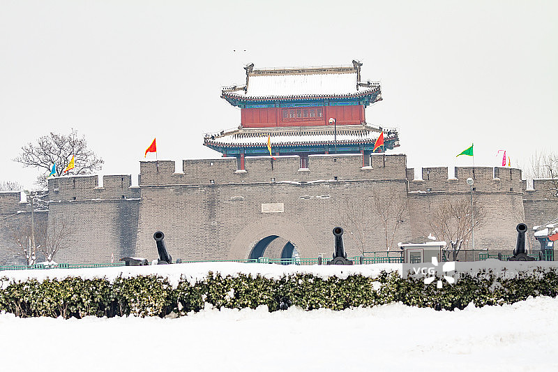 冬天下雪中的卢沟桥宛平城图片素材
