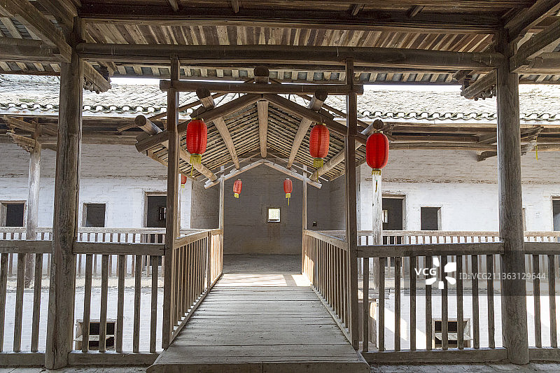 广东韶关始兴竹苞松茂围楼内部图片素材