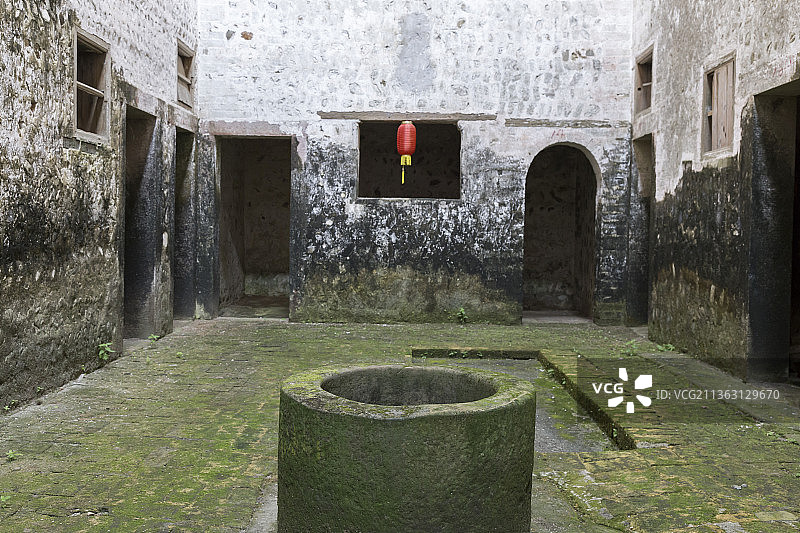 广东韶关始兴竹苞松茂围楼内部与古井图片素材