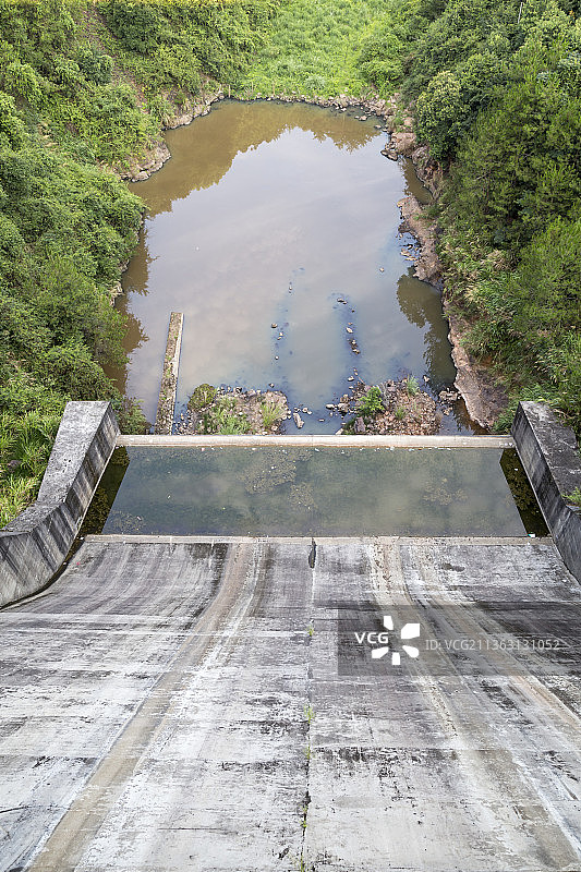 俯拍广东韶关始兴山口大坝图片素材