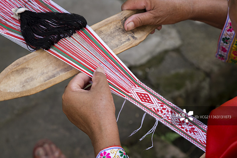广东韶关畲族人正在编织传统服饰工艺品图片素材