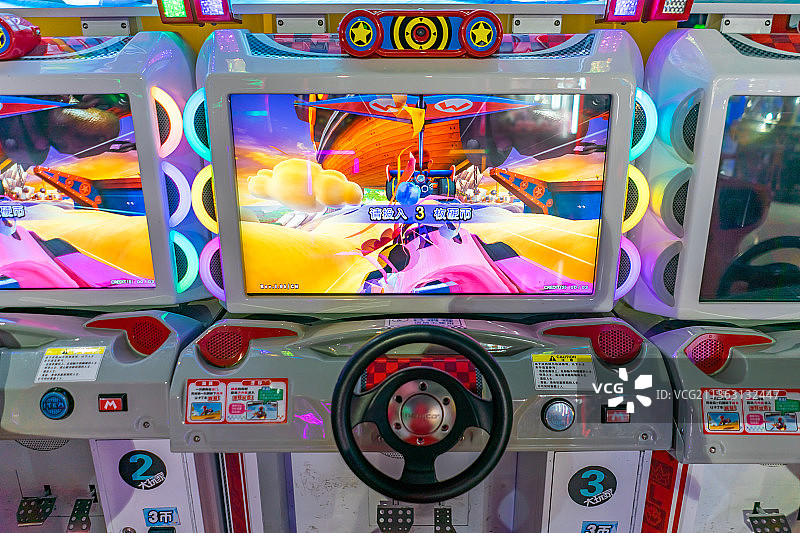 中国商场电玩城里的大型游戏机赛车图片素材