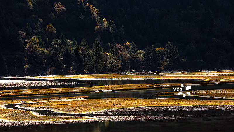 月亮湖的秋色图片素材