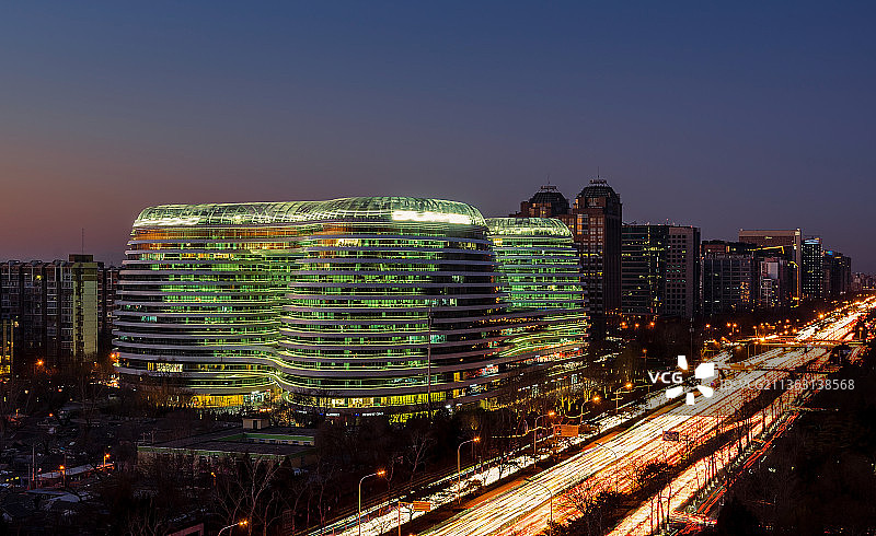 北京傍晚夜色中的银河SOHO建筑图片素材