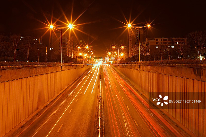 冬夜车轨图片素材