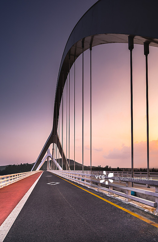 海南省万宁市旅游公路太阳河大桥斜拉索桥汽车广告背景图图片素材