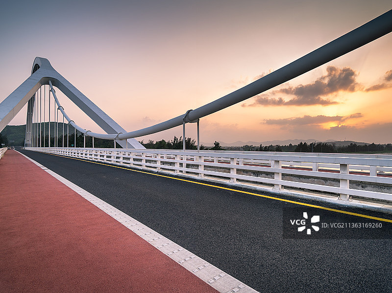 海南省万宁市旅游公路太阳河大桥斜拉索桥汽车广告背景图图片素材