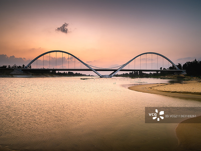 海南省万宁市旅游公路太阳河大桥斜拉索桥图片素材