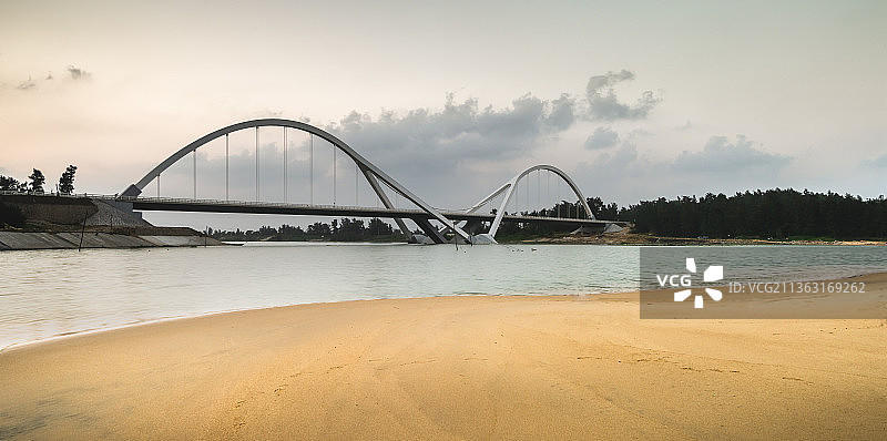 海南省万宁市旅游公路太阳河大桥斜拉索桥图片素材