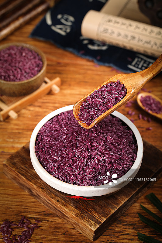 勺子上舀着紫米图片素材