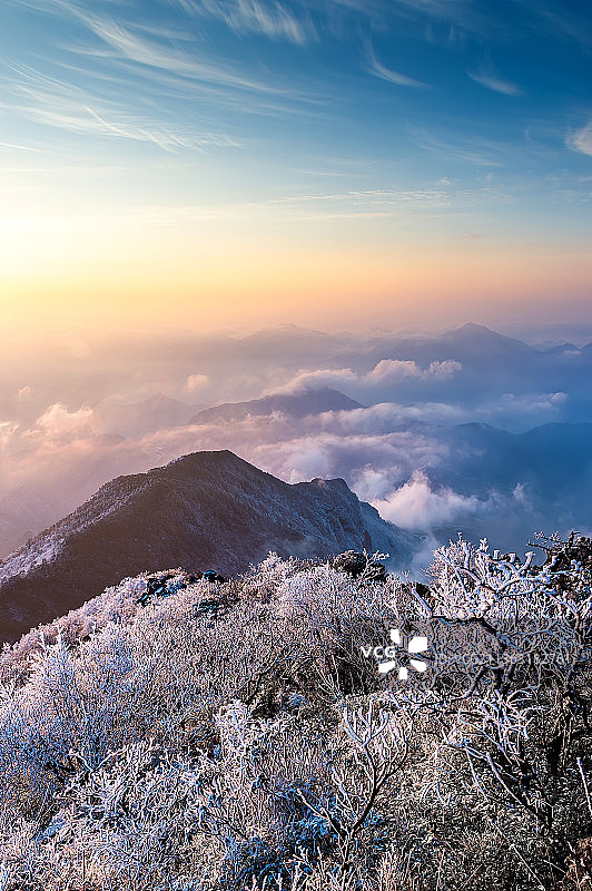 清凉峰日出云海雪景图片素材