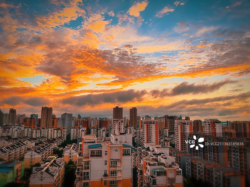 合肥蜀山区夏日城市晚霞图片素材