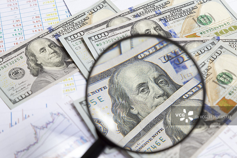 一百元美元与经济数据分析图图片素材