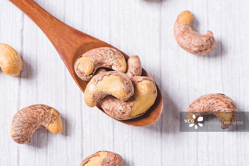 木勺上的腰果仁特写图片素材