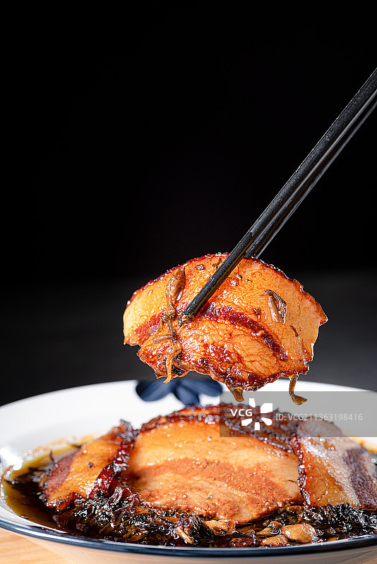 酱香十足美味下饭的梅菜扣肉图片素材
