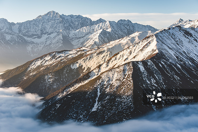 云上雪山图片素材