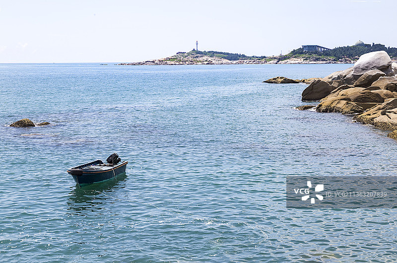 广东汕尾红海湾晴天时的海岸和岩石图片素材