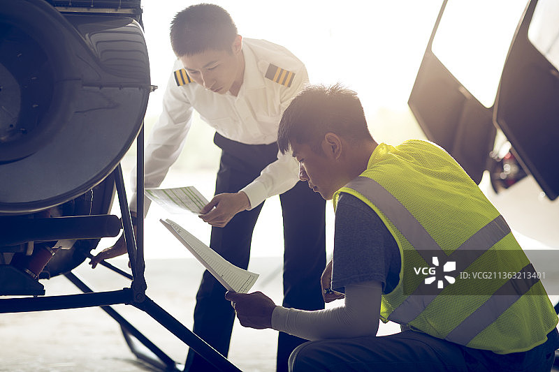 飞机修理工检修飞机图片素材