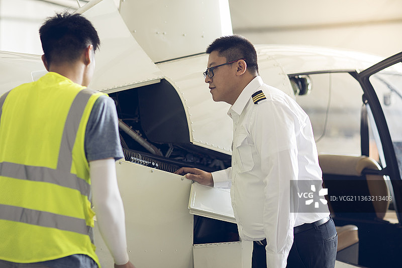飞机修理工检修飞机图片素材