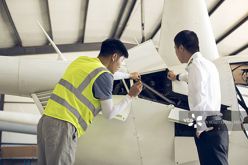 飞机修理工检修飞机图片素材