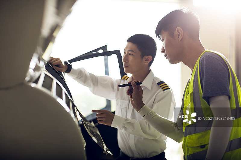 飞机修理工检修飞机图片素材