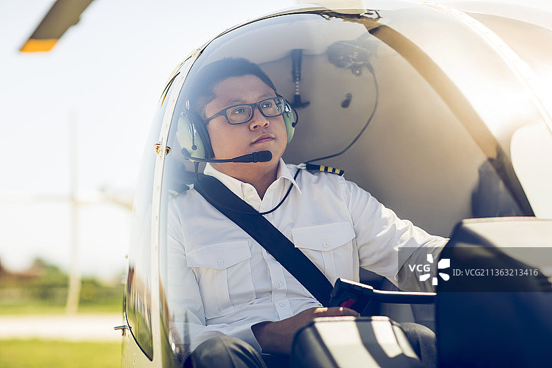 飞行员驾驶直升机图片素材