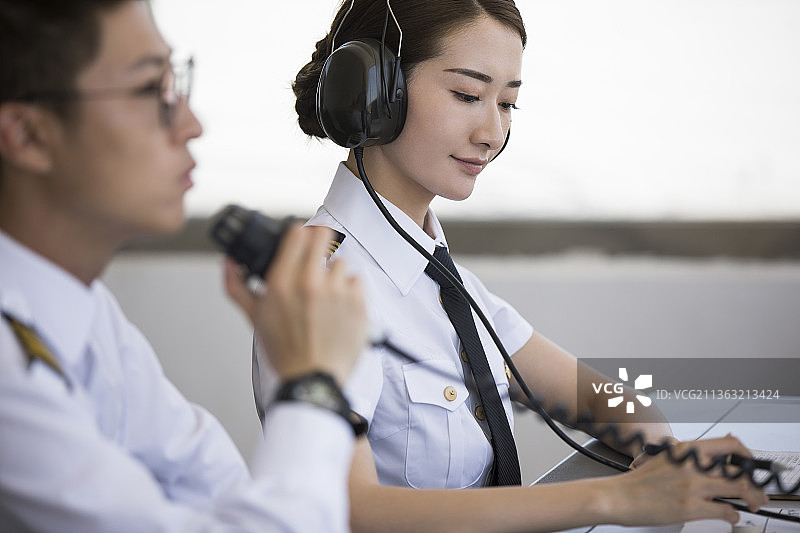 航空地面控制中心工作人员图片素材