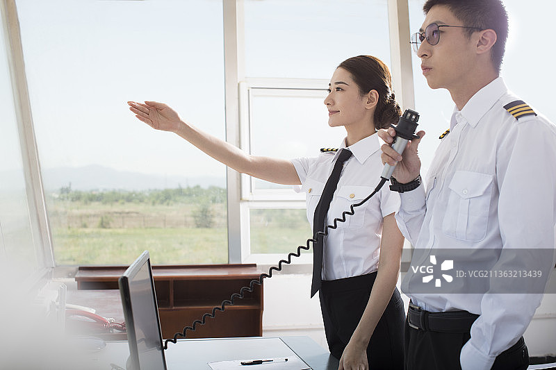 航空地面控制中心工作人员图片素材