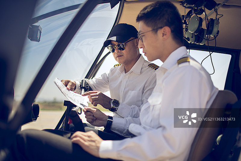 飞行员培训学员驾驶飞机图片素材