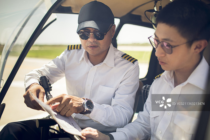 飞行员培训学员驾驶飞机图片素材