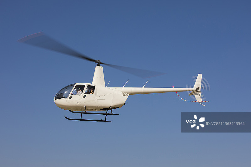 直升机在空中飞行图片素材