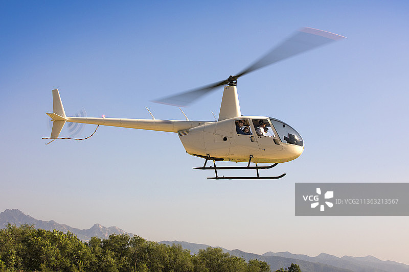 直升机在空中飞行图片素材