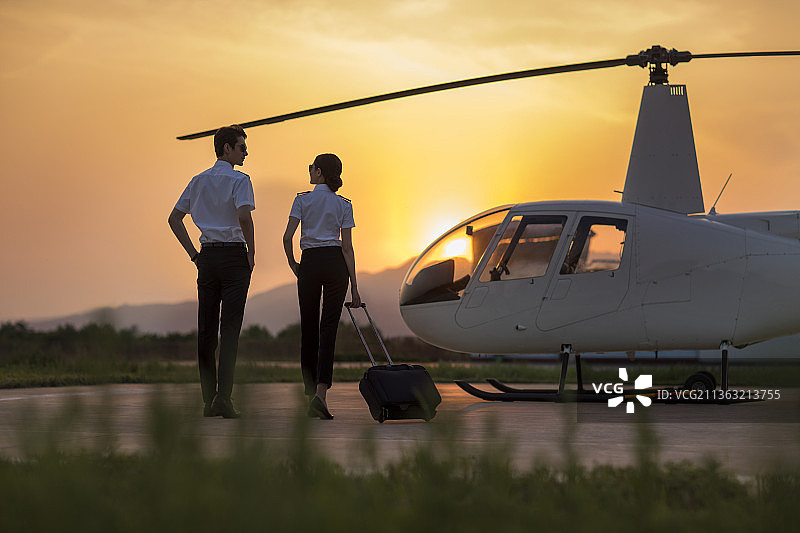 直升机驾驶员拉着行李箱图片素材