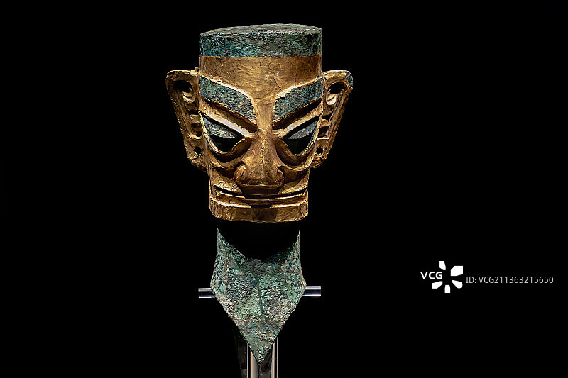 中国四川广汉三星堆出土的金面铜人像图片素材