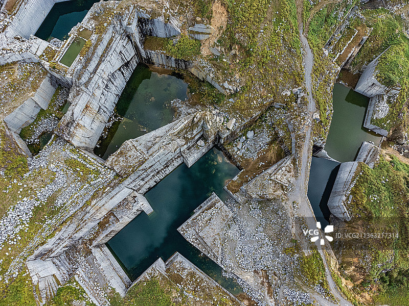 沟壑纵横的采石场图片素材