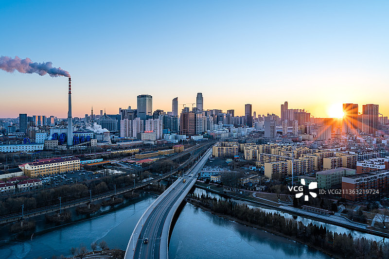 冬季傍晚时分的沈阳北站中央商务区建筑群与城市天际线图片素材
