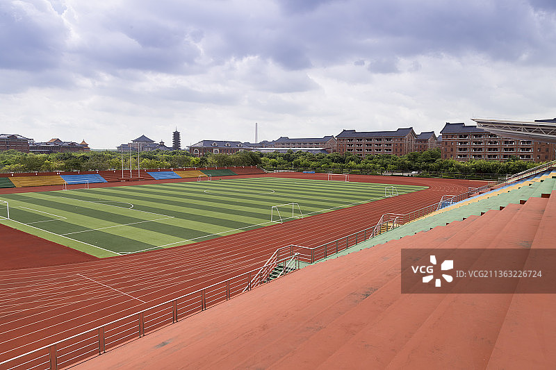 白天没有人的田径足球场图片素材