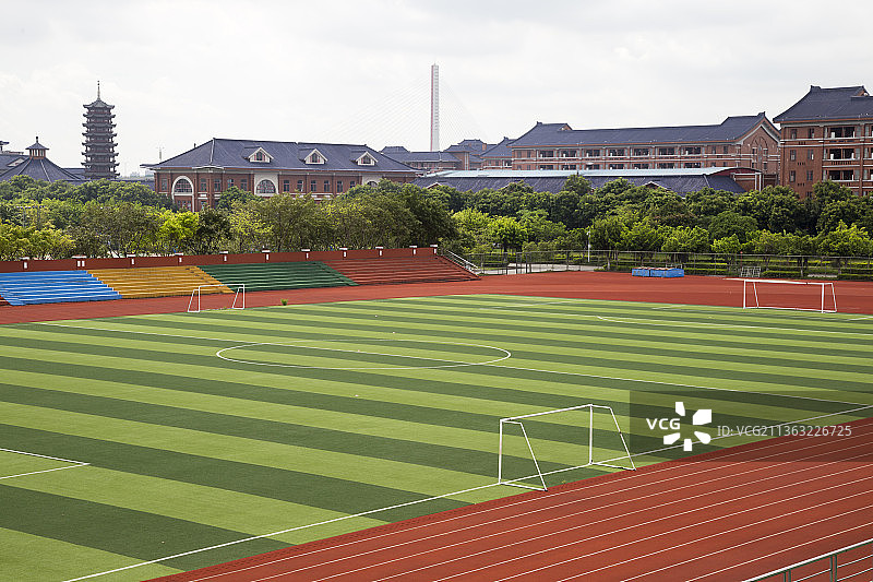 白天没有人的田径足球场图片素材