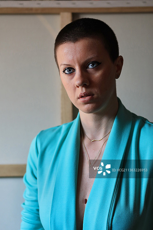 身穿青绿色西装外套的年轻女性肖像，塞尔维亚图片素材