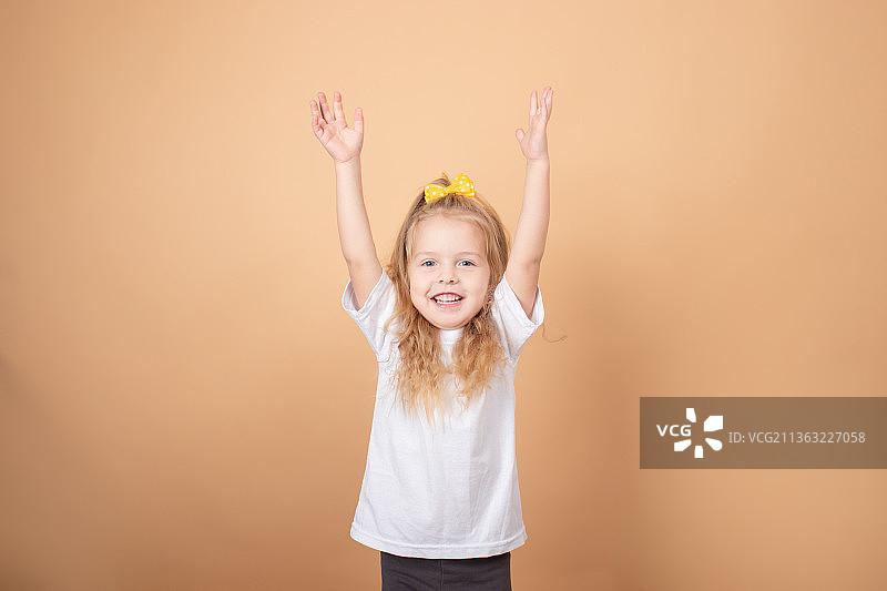穿着白色T恤的金发小女孩图片素材