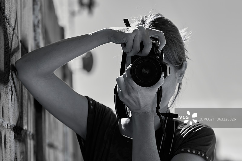 在西班牙蓬特韦德拉维戈的女子摄影图片素材