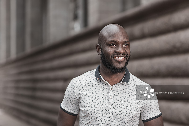 内罗毕街头的年轻男子，肯尼亚图片素材