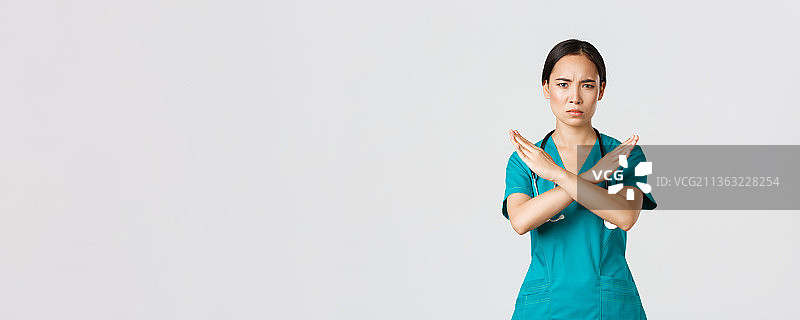 年轻女子在白色背景前做手势的肖像图片素材