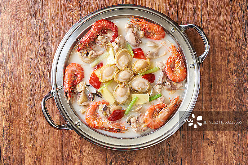 广东酒楼粤菜菜品九节虾鸡鲍鱼海鲜煲图片素材
