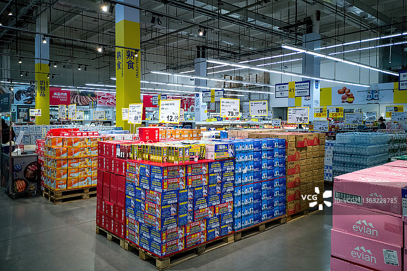 重庆南岸：超市里销售的生活消费品琳琅满目图片素材
