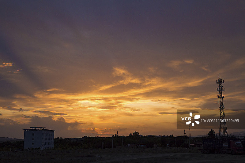 傍晚空旷户外天空的晚霞图片素材