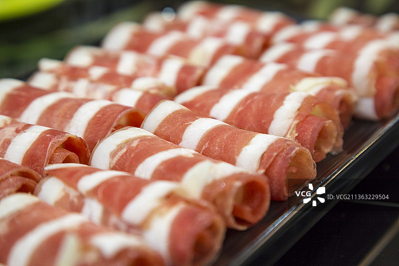 一碟整齐的肥羊肉卷图片素材