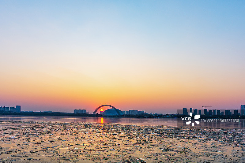 东昌湖畔冬日夕阳美图片素材