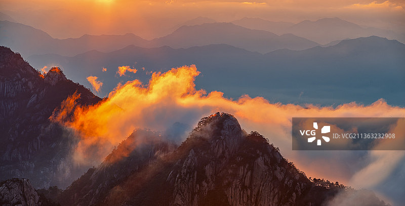 《山巅上的一团火》图片素材