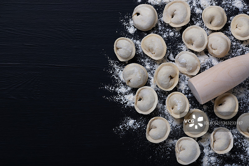 俄式传统肉馅饺子：新鲜手工生饺图片素材